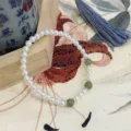 Elegante pulsera de perlas y jade verde con detalles de plata S925, elegante y delicada. - Oro Blanco Tres Perlas (YC5249SL) / Plata 925