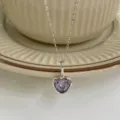 Silberfarbene Halskette mit einem unregelmässigen lila Herz-Anhänger, zart und chic. - Unregelmäßiges Herz Lila Strass / 925er Silber / Weißgold
