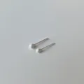 Minimalistische 925er Silber weiße Kugel Ohrstecker, kleine süße Piercing Ohrringe. - 925er Silber / Weißes Emaille - Platinfarbe