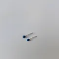 925er Silber Mini Blaue Epoxid Kugel Ohrstecker Zarte Kleine Bunte Ohrringe Damen - 925er Silber / Dunkelblaue Emaille - Platinierte