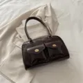 Élégant sac à épaule marron foncé en cuir PU avec poches avant et fermoir métallique. - Café