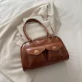 Sac à épaule en cuir PU marron pour femme avec doubles poches avant et fermoir en métal. - Marron