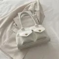 Weißer PU-Leder-Umhängetasche für Damen mit doppelten Griffen und Fronttaschendesign. - Weiß