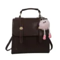 Sac à dos élégant en cuir PU pour femme avec un charm peluche mignon pour les déplacements. - Avec Pendentif / Marron