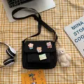 Zwarte canvas schoudertas met leuke pins en berenhanger in Japanse Harajuku stijl. - Beer / Zwart