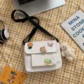 Leuke Japanse stijl canvas schoudertas voor dames, witte crossbody tas met beer hanger. - Beer / Wit