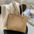 Minimalistische beige schoudertas shopper van PU leer met grote capaciteit voor dagelijks gebruik. - Zonder hanger / Khaki