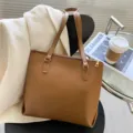 Minimalistische bruine PU-lederen tote bag voor dames, grote stijlvolle schoudertas. - Zonder hanger / Tan
