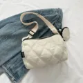 Bolso bandolera cilíndrico acolchado para mujer, elegante bolso de hombro de nailon blanco con monedero. - Blanco