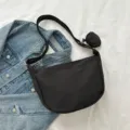 Zwarte nylon halve maan schoudertas, casual effenkleurige dumpling crossbody tas met pouch. - Zonder hanger / Zwart