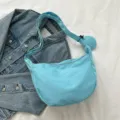 Lichtblauwe nylon casual schoudertas, stijlvolle grote dumpling tas voor vrouwen. - Zonder hanger / Blauw