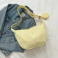 Nylon casual schoudertas voor dames, grote capaciteit effen kleur dumpling tas stijlvol chic. - Zonder hanger / Geel