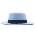 Hellblaue flache Top-Hut Detailansicht mit einem klassischen schwarzen Bandakzent. - Himmelblau