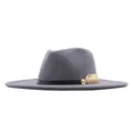 Detailansicht des grauen Wollfedora Hutes mit schwarzem Band und goldener Blattdekoration. - Erwachsene (56-58cm) / Grau