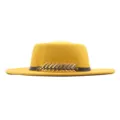 Gelber Wollfilz Fedora Hut mit stilvollem schwarzem Gürtel und goldenem Fischgräten-Metall-Dekor. - M (56-58cm) / Gelb