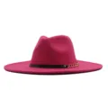 Detailansicht des pinken Damen Wollhutes mit schwarzem Lederriemen und goldener Kette. - Erwachsene (56-58cm) / Fuchsia