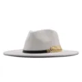 Detailansicht des weißen Woll-Fedora-Hutes mit schwarzem Band und goldener Blattketten-Deko. - Erwachsene (56-58cm) / Creme