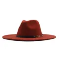 Nahaufnahme des breitkrempigen Fedora-Hutes mit schwarzem Lederriemen und goldenen Kettendetails. - Erwachsene (56-58cm) / Karamellbraun