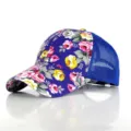 Close-up van het voorpaneel met bloemenprint en het ademende blauwe mesh van deze stijlvolle zomerpet. - Saffierblauw