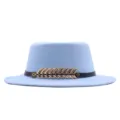 Nahaufnahme des stilvollen hellblauen Fedora-Hutes mit goldenem Fischgräten-Gürtelaccessoire. - Himmelblau