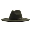 Nahaufnahme des dunkelgrünen Wollfedora-Hutes mit schwarzem Gürtel und goldener Kette für den Winter. - Erwachsene (56-58cm) / Armeegrün