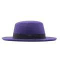 Nahaufnahme Detail des lila flachen Fedora-Hutes mit einem stilvollen schwarzen Schleifenband. - Erwachsene (56-58cm) / Lila