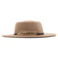 Kamelbrauner Fedora Hut Detail mit schwarzem Lederriemen und goldener Metallfeder Dekoration. - M (56-58cm) / Khaki