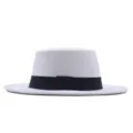 Nahaufnahme des Retro-Flachhut-Wollfilzhutes mit feinem schwarzen Band und eleganter Schleife. - Weiß