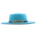 Türkisblaue Damen Flachtop Filz Fedora Hut mit schwarzem Gürtel und goldenem Fischgräten Dekor. - M (56-58cm) / Seeblau