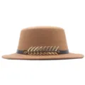 Retro britischer flacher Fedora-Hut mit Metall-Fischgräten-Gürtel, warmer Wollhut für den Herbst. - Dunkelbeige