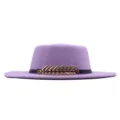 Lila Filzhut für Damen, elegante Wollmütze mit stilvollem Metall-Fischgräten-Gürtel-Dekor. - M (56-58cm) / Lavendel