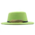 Grüner Wollfedora Hut mit schwarzem Lederriemen und goldener Fischgräten Deko für Damen. - Fluoreszierendes Grün