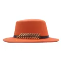Oranger Woll-Flachtop-Fedora-Hut Detail mit schicker metallischer Fischgräten-Gürtel-Deko. - Orange
