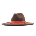 Nahaufnahme eines braunen Wollhutes mit breiter Krempe und auffälliger orangefarbenen Schleife. - Erwachsene (56-58cm) / Kaffeebraun