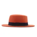 Detailansicht orangefarbener Wollfilz-Flachhut, schwarzes Band, Retro-Jazzhut Winter. - Orange
