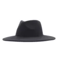 Detailansicht des schwarzen Filzhutes mit breiter Krempe, klassische Herbst Winter Kopfbedeckung. - Erwachsene 56-58cm / Schwarz