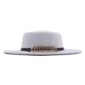 Detailansicht des eleganten grauen Fedora-Hutes mit schickem goldenen Fischgräten-Accessoire. - M (56-58cm) / Weiß