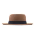 Detailansicht des braunen Wollfilz-Flachtopfhutes mit schwarzem Band und quadratischem Knoten. - Khaki