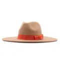 Nahaufnahme des beigen Fedora-Hutes mit breiter Krempe und leuchtend orangener Schleife. - Erwachsene (56-58cm) / Camel