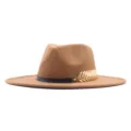 Detailansicht des camelbraunen Damen Wollfilz Hutes mit schwarzem Riemen und goldenem Blattdekor. - Erwachsene (56-58cm) / Khaki