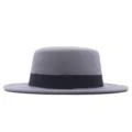 Detailansicht grauer Wollfilz Flachhut mit schwarzem Band, elegante Vintage Wintermode Accessoire. - Grau