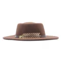 Nahaufnahme des braunen Wollfilz-Fedora-Hutes mit einzigartigem Metall-Feder-Band-Detail. - M (56-58cm) / Kaffeebraun