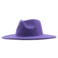 Detailaufnahme des eleganten violetten Breiter-Krempe-Filzhutes, klassischer Herbst-Winter-Stil. - Erwachsene 56-58cm / Dunkellila