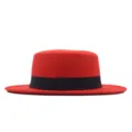 Nahaufnahme des roten Wollfilz-Flachkopf-Fedora-Hutes mit elegantem schwarzem Band. - Erwachsene (56-58cm) / Rot