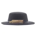 Vintage britischer Stil schwarzer flacher Wollfilzhut mit goldenem Fischgrätenband. - Schwarz