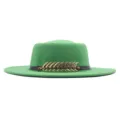 Nahaufnahme eines grünen Wollfilz-Flachtopf-Fedora-Hutes mit goldenem Fischgräten-Ornament. - M (56-58cm) / Obstgrün