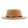 Retro britischer flacher Fedora Hut mit schwarzem Lederriemen und goldener Fischgrate - Camel