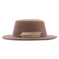 Retro britischer Stil Wolle Flachdach Fedora Hut mit Metall Fischgräten Gürtel Zubehör für Damen Herren - Kaffeebraun