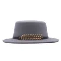 Grauer Wolle Flachdach Fedora Hut Detail mit schwarzem Lederriemen undem goldenem Fischgrät. - Hellgrau