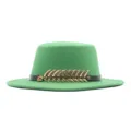 Grüner Wollhut Flach-Fedora mit schwarzem Gürtel und goldener Fischgräten-Dekoration. - Obstgrün